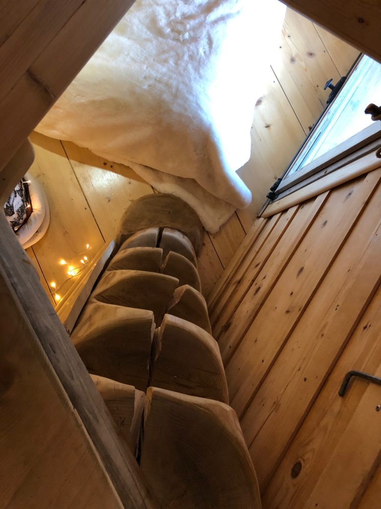 cabane du haut-doubs-les-gras-chambre-Escalier - chambre