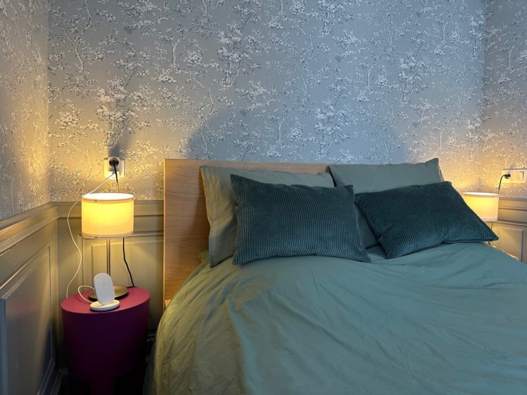 chambres-d'hotes-volets-bleus-montecheroux-Côté lit