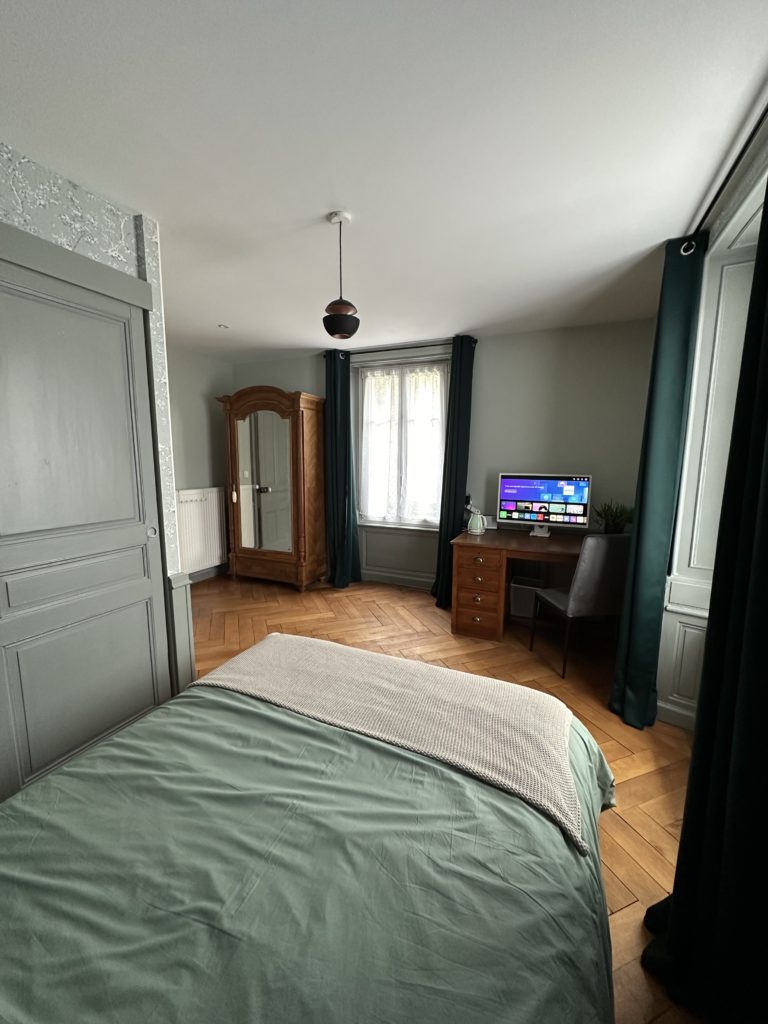 chambres-d'hotes-volets-bleus-montecheroux-La chambre