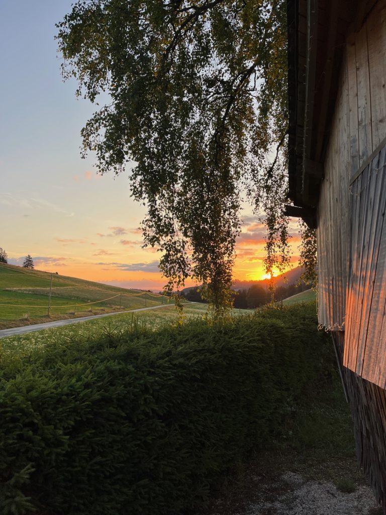 cabane du haut-doubs-les-gras-Lever du jour depuis le balcon de la cabane