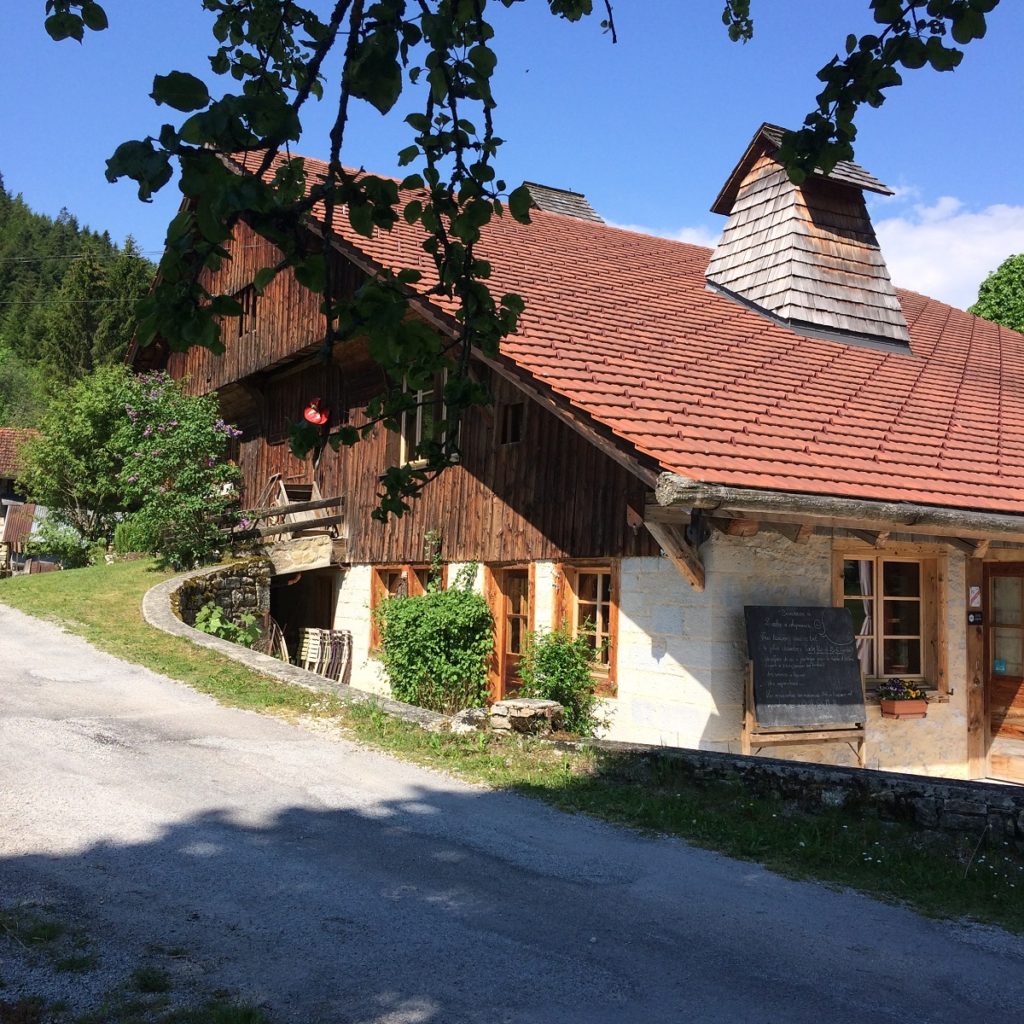 maison-dhotes-larbre-a-chapeaux-grandcombechateleu.jpg