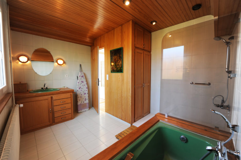 Gite-balcons-du-chasseral-Maiche-Salle de bain